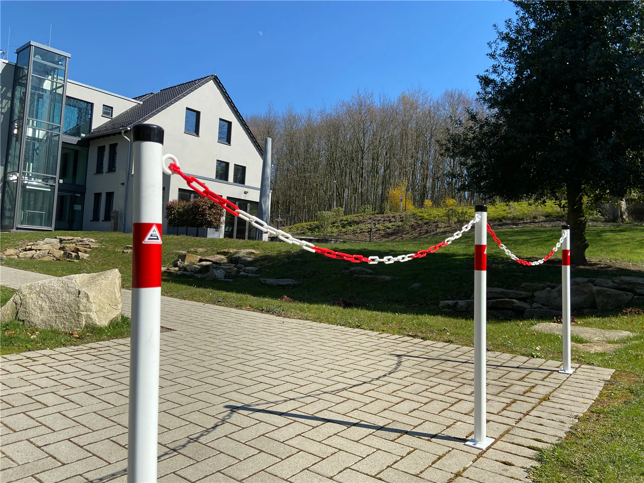 Absperrpfosten Ø 42 mm, reflektierend, Bodenplatte, weiß/rot – Bild 3
